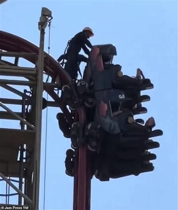 Man breaks up with girlfriend during rollercoaster ride