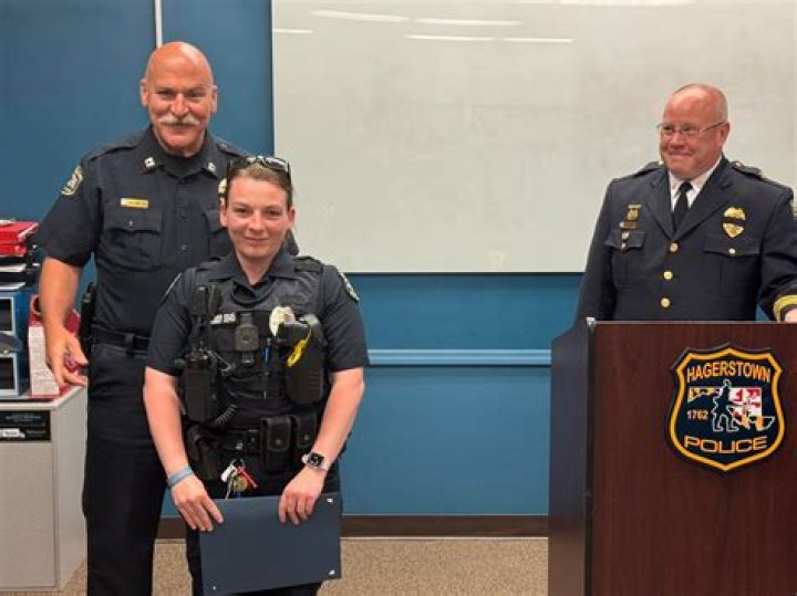 Police officer leaves the crowd speechless with an epic Beyoncé dance performance in viral video
