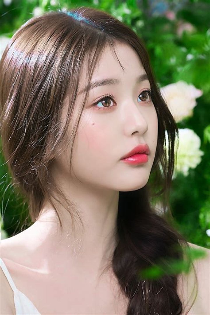 White teen model dragged heavily for allegedly 'posing' as a Black woman