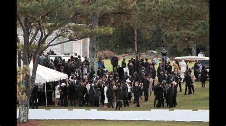 Pic from Kim Porter funeral shows Diddy looking distraught at gravesite she now shares with her mom