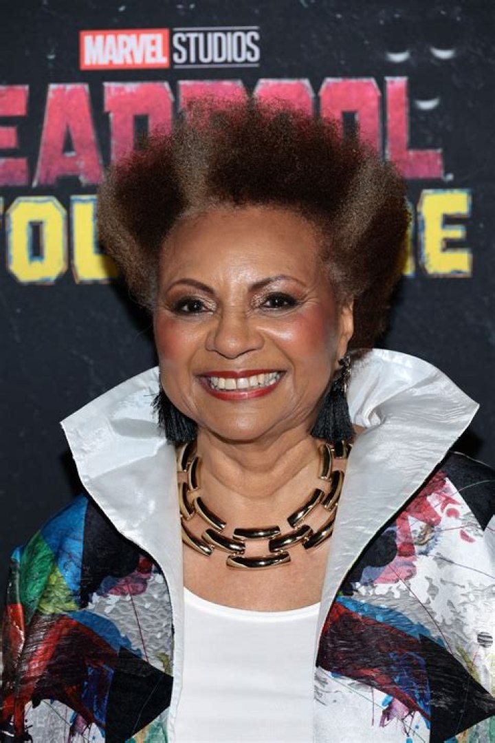 Remember actress Leslie Uggams? Her interracial kids & grandkids flash bright smiles in family pic
