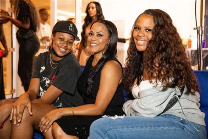 Shaq & Shaunie O'Neal's daughter Amirah looks just like mom, wearing blue top & shorts in new pics