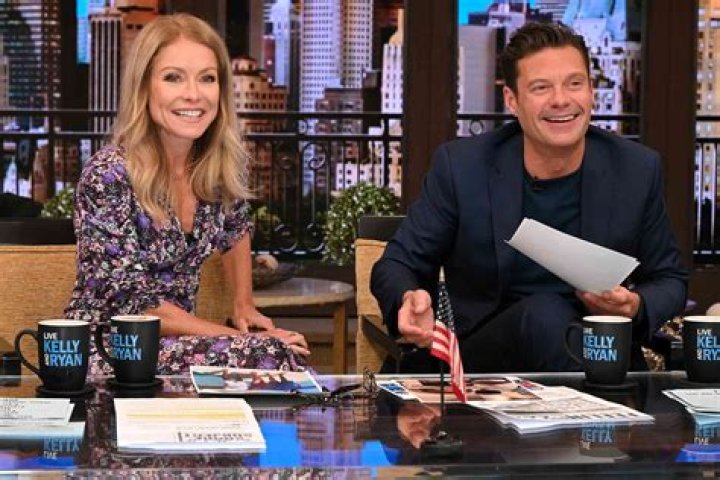 Kelly Ripa and Ryan Seacrest surprise fans with their recreation of a scene from 'A Star Is Born'