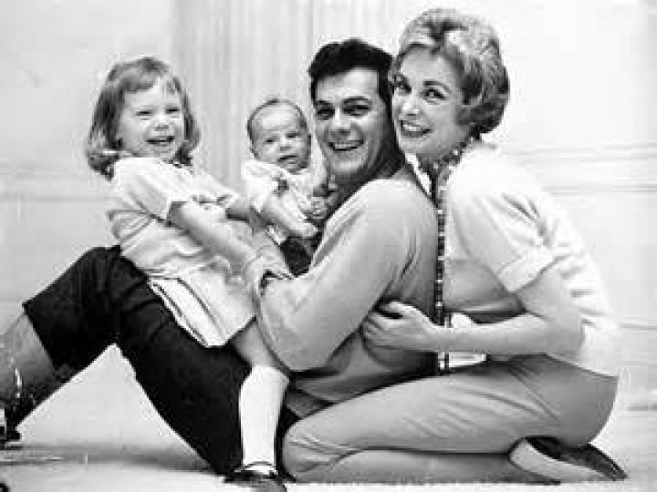 Why Jamie Lee Curtis' Late Father Cut Her and 4 Other Children Out of His Will in 2010