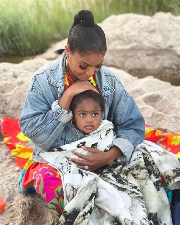 Gabrielle Union's Daughter Kaavia Is Her Daddy's Twin as They Look at Flowers (Photo)