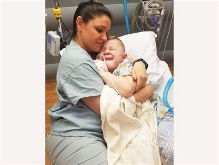 Nurse Annie Hager Thanked for Snuggling 5-Year-Old Slade Who Woke up Alone after Surgery (Photo)