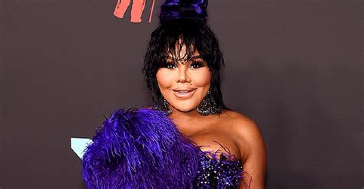 Lil' Kim Dragged over Plastic Surgery & Outfit Choice at First MTV VMAs Red Carpet in 6 Years