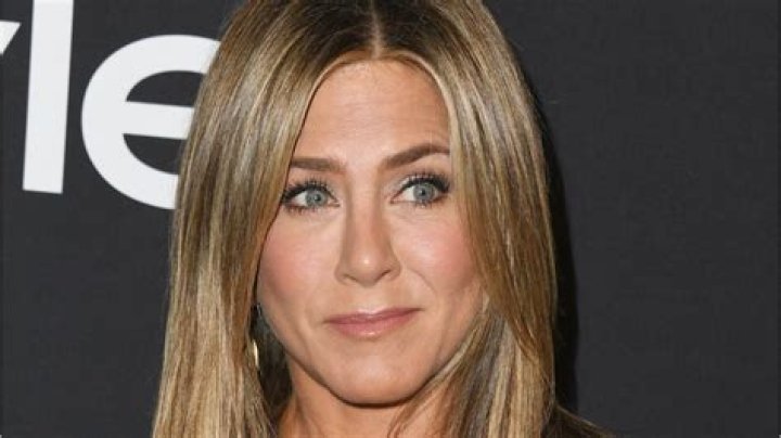 Jennifer Aniston Tells Howard Stern How the 'Friends' Cast Reunited for Dinner