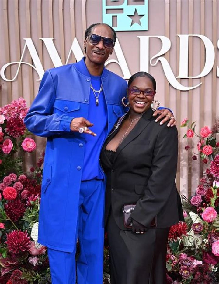 Snoop Dogg's Daughter Cori Broadus Sings along & Dances with Boyfriend in Cute Videos