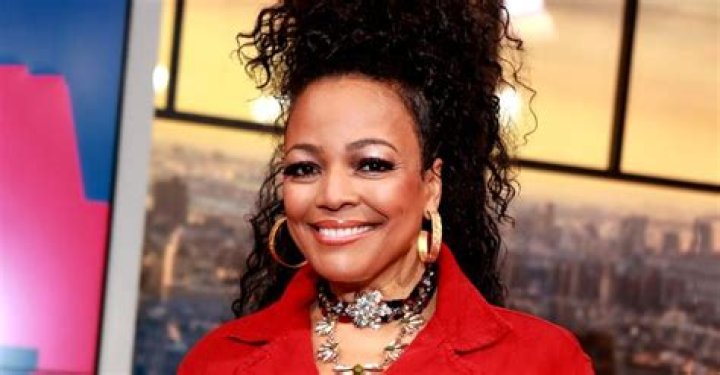 See "Facts of Life" Actress Kim Fields Flaunt Her New Side-shaved Hairstyle (Video)