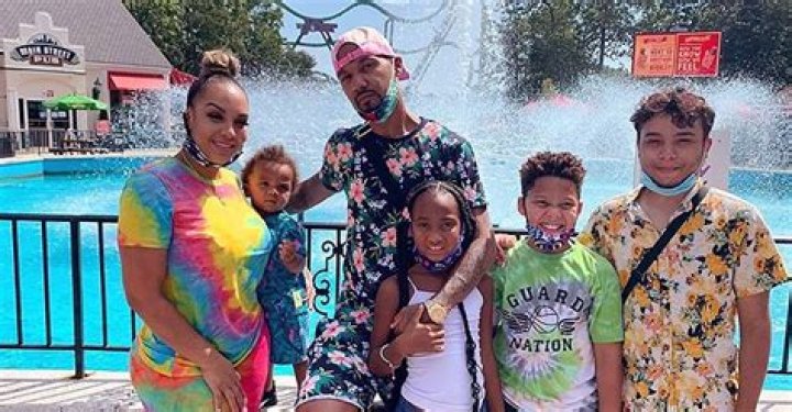 Juelz Santana Hugs His Wife & Kids in New Colorful Family Photos after Getting Out of Jail