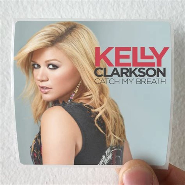 Kelly Clarkson Covers Classic TV Theme Songs — from 'Golden Girls' to 'Cheers' and 'Full House'