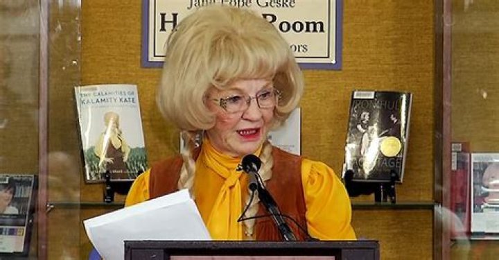 Journalist Leta Powell Drake, 82, Goes Viral for Her Unconventional Celebrity Interviews