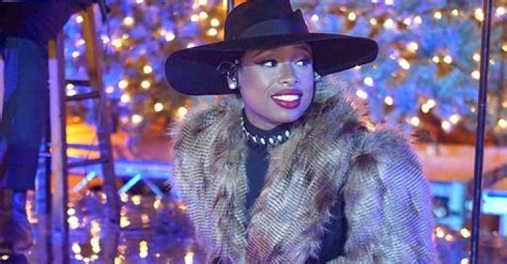 Jennifer Hudson Looks Cool Singing at the Magnificent Mile Lights Festival in a Hat & Fur Coat