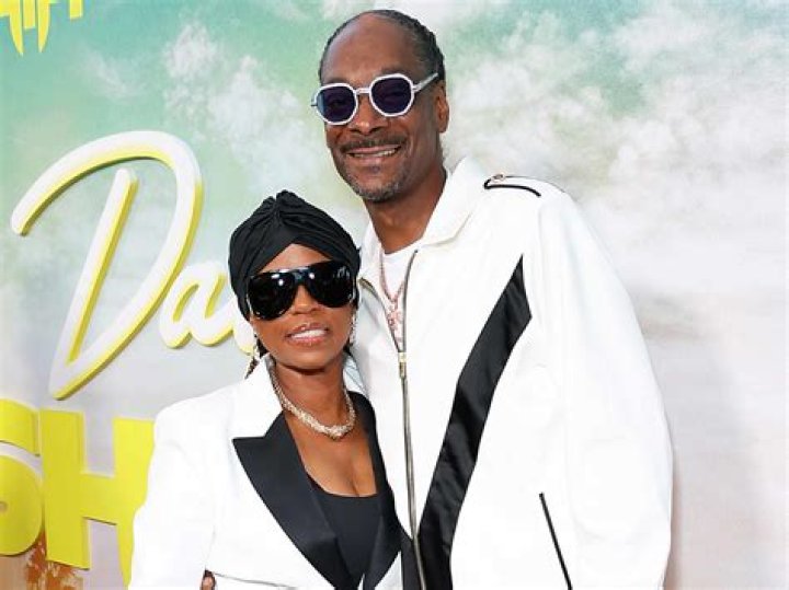 Check Out Snoop Dogg's Wife Shante Looking Stylish in a Blue Outfit & Awesome Braids (Photos)