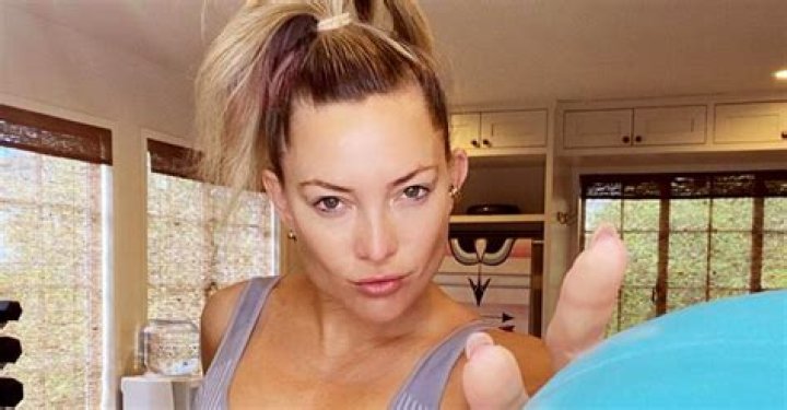 Check Out Kate Hudson's Incredible Figure and Toned Belly as She Enjoys a Home Workout