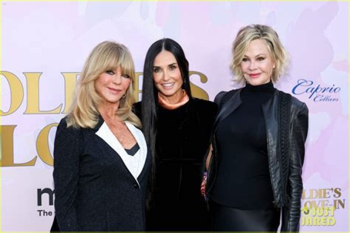 Kate Hudson & Mom Goldie Hawn Look like Twins in a Sweet Photo with Her Kids Ryder and Rani