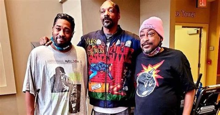 Snoop Dogg Shares Photo with His 2 Brothers & Family as They Keep Praying for His Mom Beverly