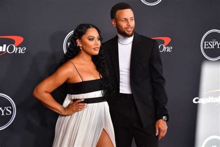 Stephen Curry's Wife Ayesha Flaunts Her Gorgeous Makeup Look in New Selfies