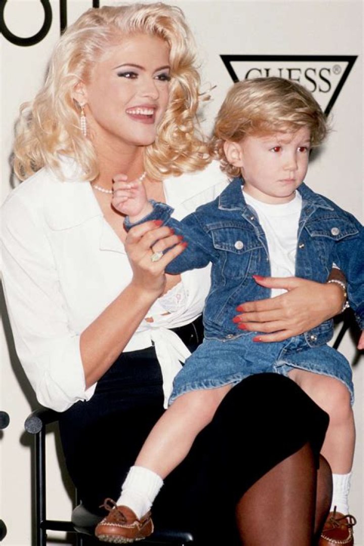 Anna Nicole Smith’s Son Died While Visiting Her & Newborn Sister in Hospital – She Forced to Perform 2nd Autopsy