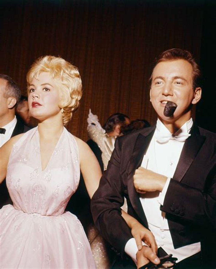 Closer Weekly: Sandra Dee ‘Begged’ Bobby Darin to Marry Her after Mom Cut Her off at 18