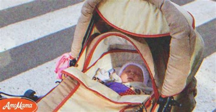 Little Girl Sees Stroller Left under the Rain in the Park, Finds Newborn Baby and a Note in It — Story of the Day