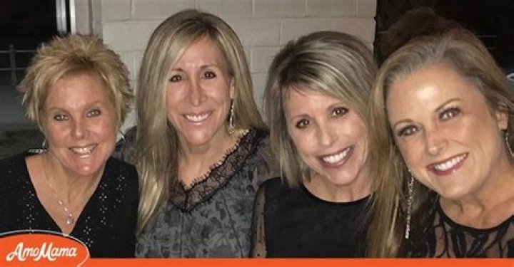 Friends Tell 4 Women They Look like Sisters and They Find Out It's True after a DNA Test