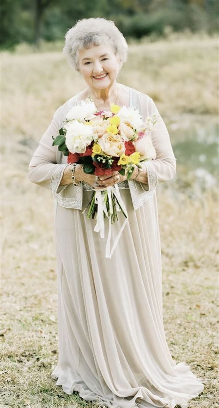 Grandma Wears Her Wedding Dress 60 Years after Wedding and Still Amazes Her Husband