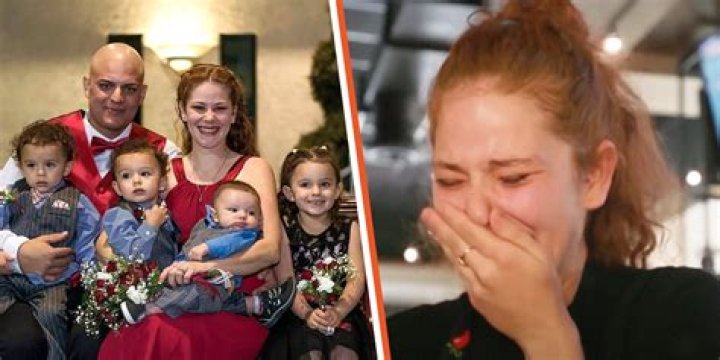 Mom-Of-4 Works as Waitress to Care For Dying Husband, Gets $10,000 and Car Keys One Day
