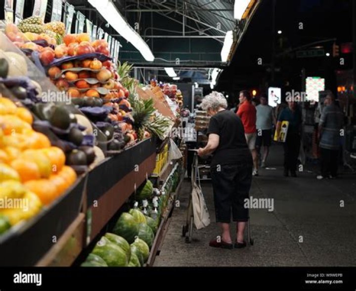 Mom Pays for Elderly Woman’s Groceries, Minutes Later Realizes the Woman Tricked Her
