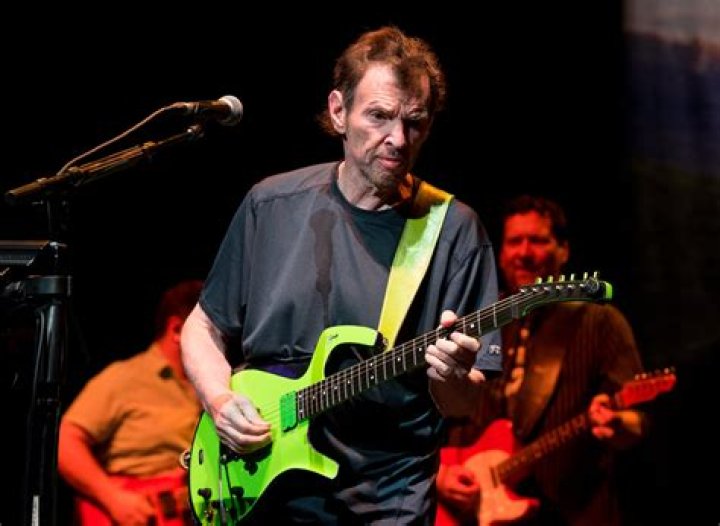 Jeff Cook Was Unable to Remove Guitar without Help during Hall of Fame Induction – He Gave Emotional Speech