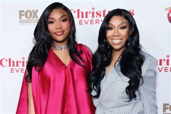 Brandy’s Daughter Sy’Rai Smith Shows off Slim Figure in a Black Corset & Rocks Long Braids after Weight Loss