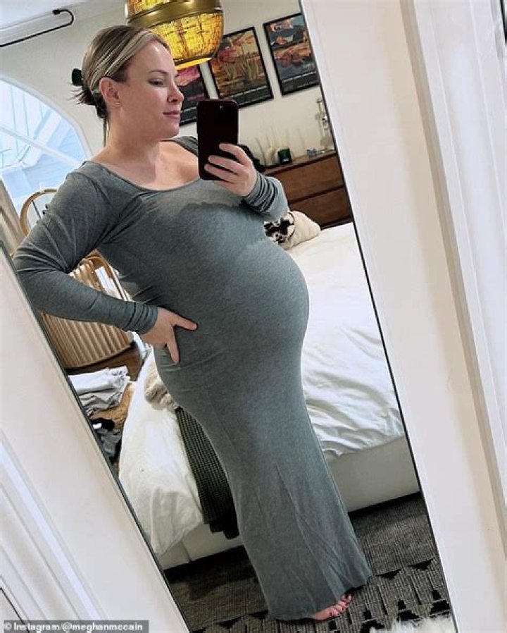 Woman Sees Pregnant Girl Furiously Rushing to Her Boyfriend, Learns She’s Giving Birth to His Child in 2 Weeks