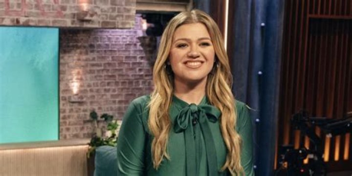 Kelly Clarkson Shows off Slimmed-Down Figure as She Dons Gradient Green Dress in Photos