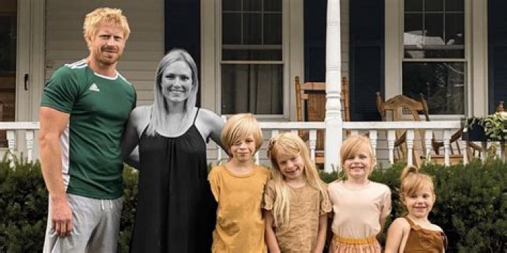 Teenage Girl Vanishes, Reappears 10 Years Later on Family's Doorstep & Points Finger at Stepfather – Story of the Day