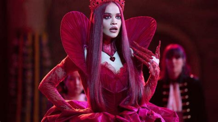 Gwen Stefani Is the Queen of Red Lips: How She Would Look If She Wore Natural Makeup