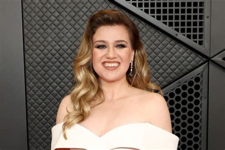 Kelly Clarkson’s Fans Gush over Her ‘Fierce’ Outfit as She Showcases Her Slimmed-Down Figure