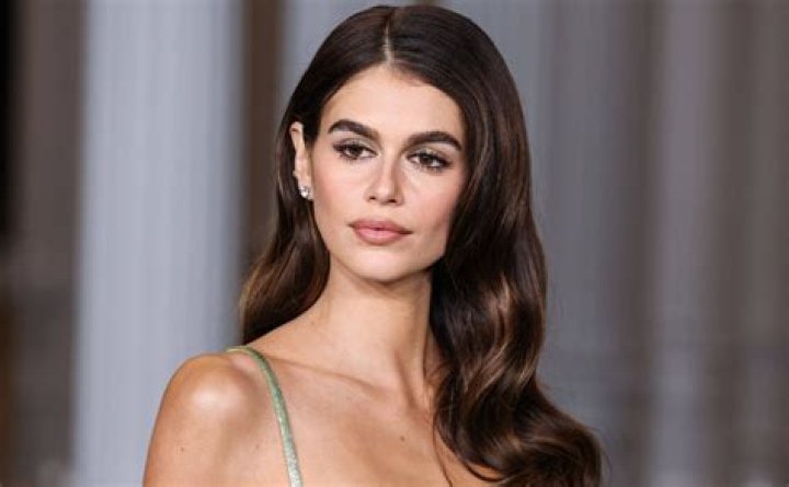 Cindy Crawford is spotted with her stunning 16-year-old daughter. Their resemblance is uncanny