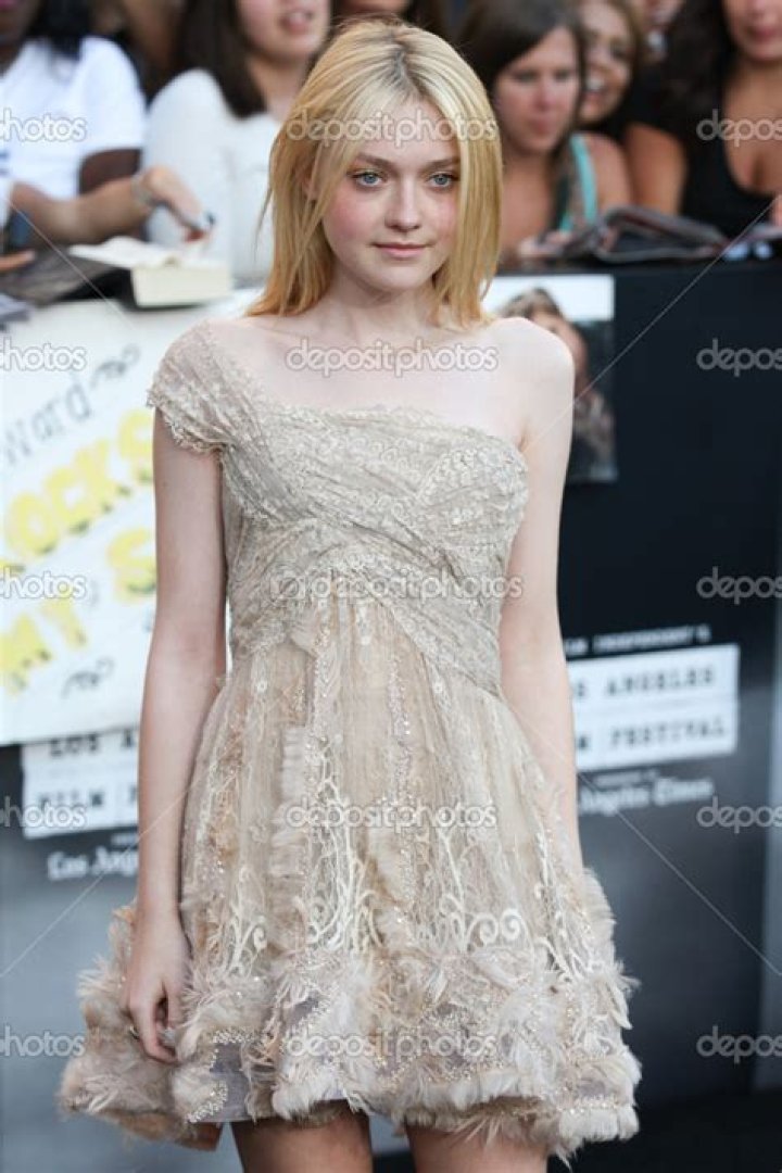 'Twilight' star Dakota Fanning looks effortlessly chic in over-sized grey blazer at LAX