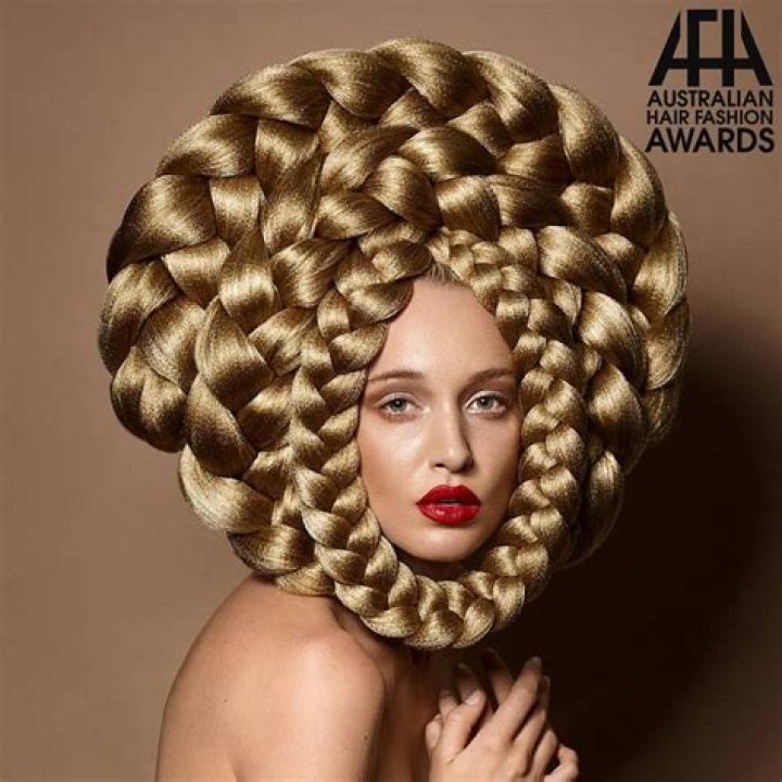 Depressed teen looks unrecognizable after hairdresser transforms her hair 